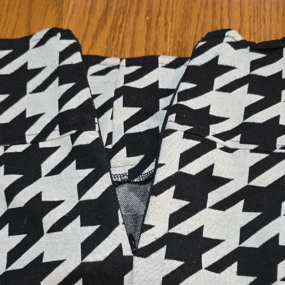 Classic Black and White Houndstooth Skirt, Size 8 - Picture 5 of 6